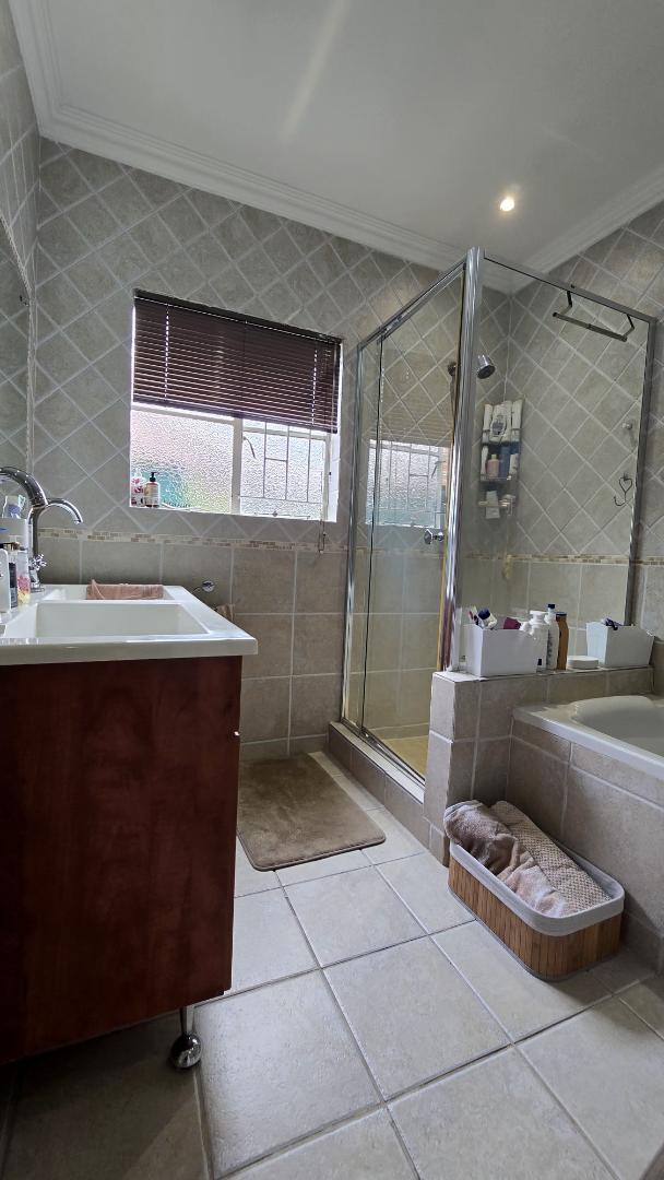 5 Bedroom Property for Sale in Mulbarton Gauteng