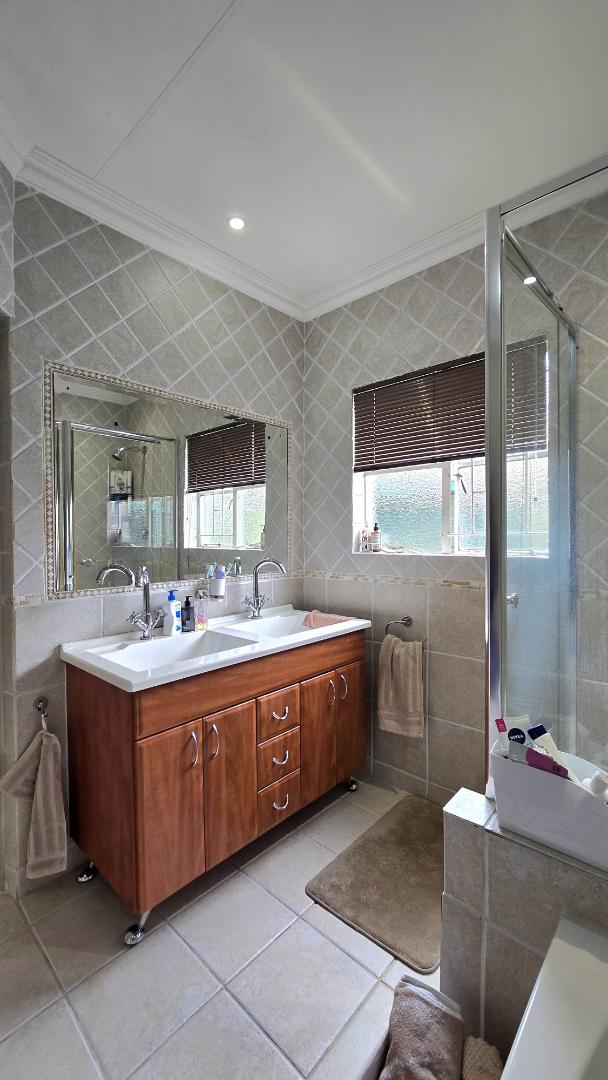 5 Bedroom Property for Sale in Mulbarton Gauteng