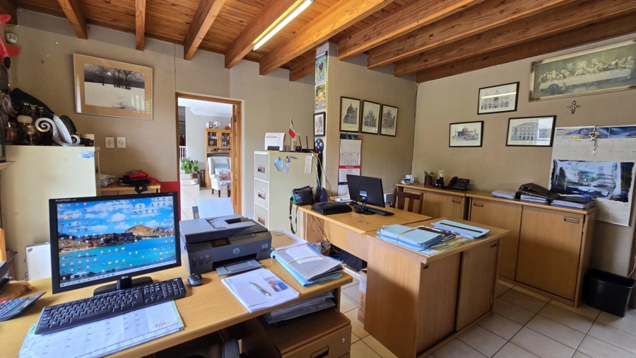 5 Bedroom Property for Sale in Mulbarton Gauteng