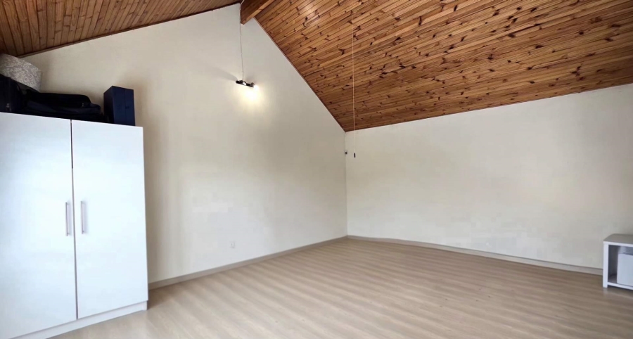 5 Bedroom Property for Sale in Mulbarton Gauteng