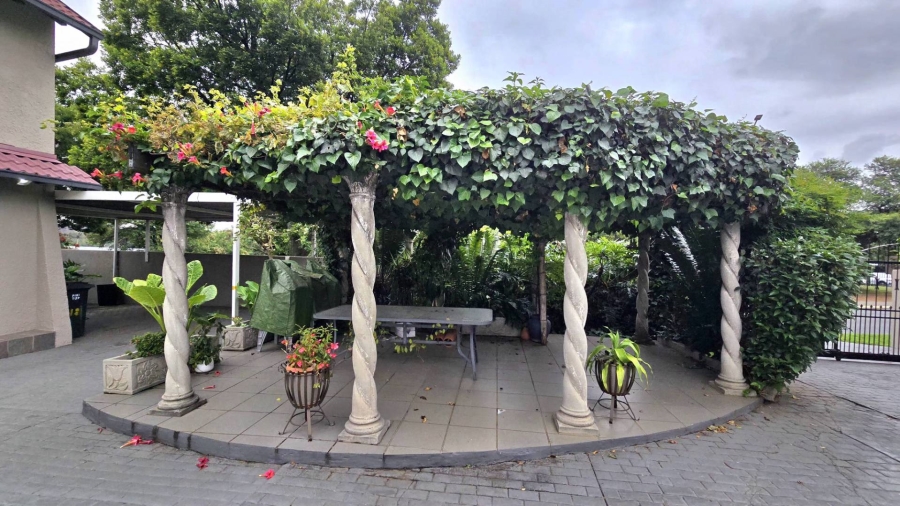 5 Bedroom Property for Sale in Mulbarton Gauteng