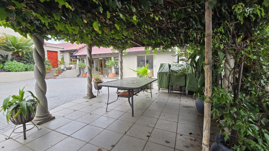 5 Bedroom Property for Sale in Mulbarton Gauteng