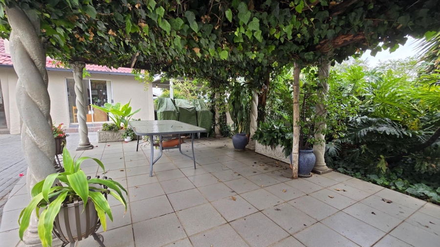 5 Bedroom Property for Sale in Mulbarton Gauteng