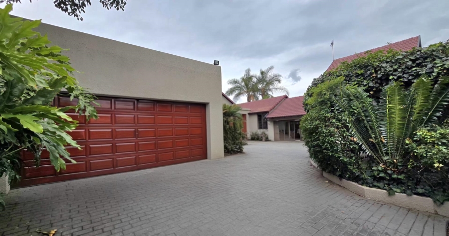 5 Bedroom Property for Sale in Mulbarton Gauteng