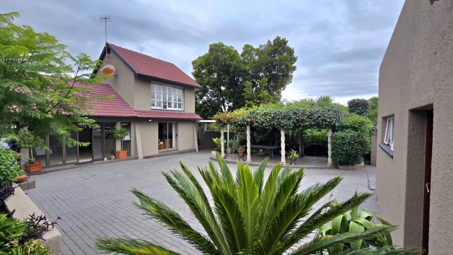 5 Bedroom Property for Sale in Mulbarton Gauteng