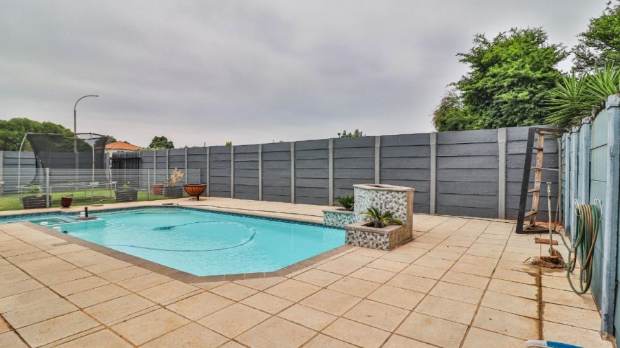 4 Bedroom Property for Sale in Verwoerdpark Gauteng