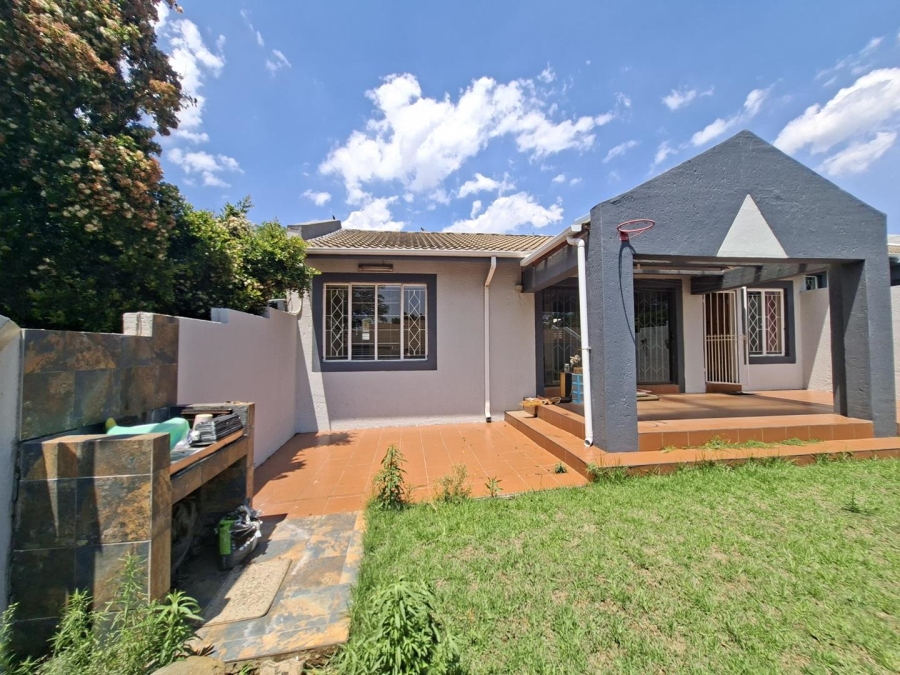 2 Bedroom Property for Sale in Buccleuch Gauteng