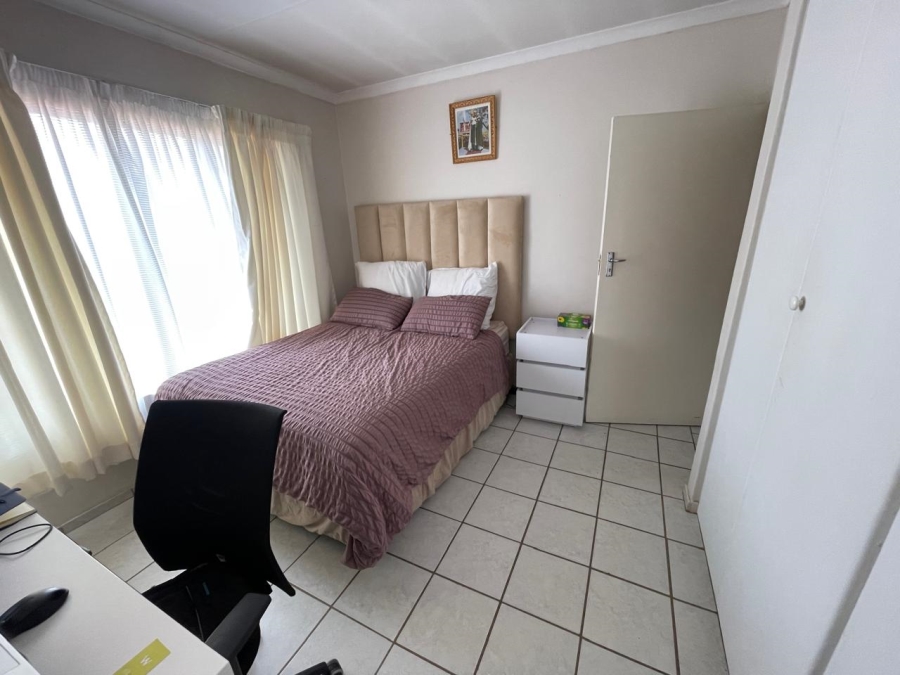 2 Bedroom Property for Sale in Faerie Glen Gauteng