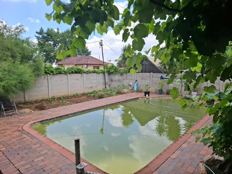 4 Bedroom Property for Sale in Linmeyer Gauteng