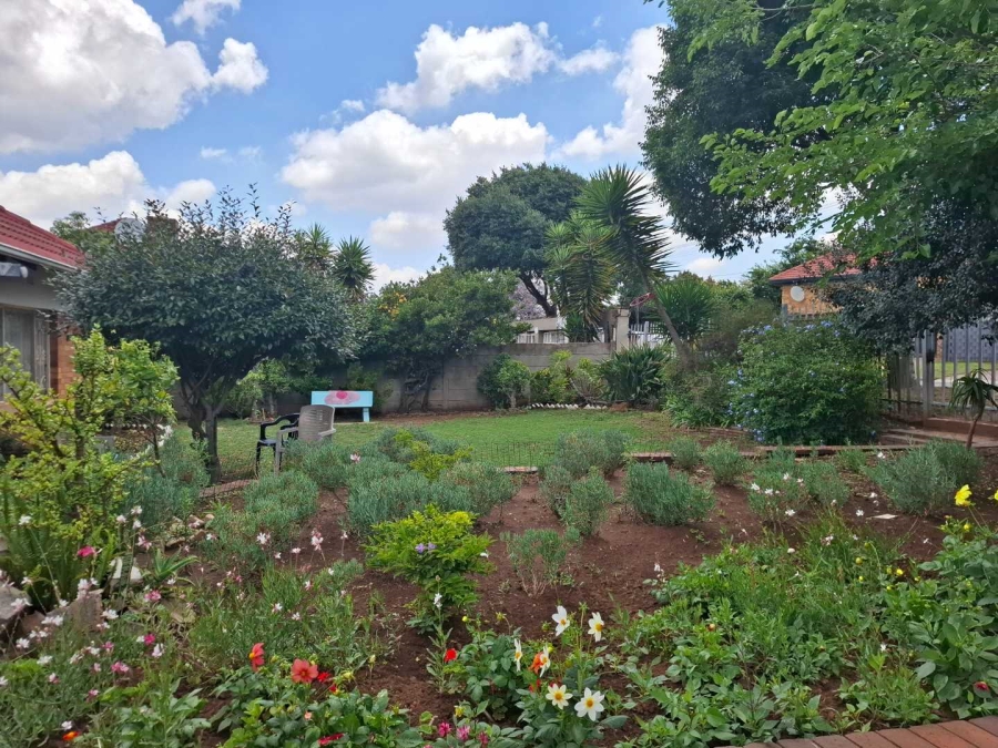 4 Bedroom Property for Sale in Linmeyer Gauteng