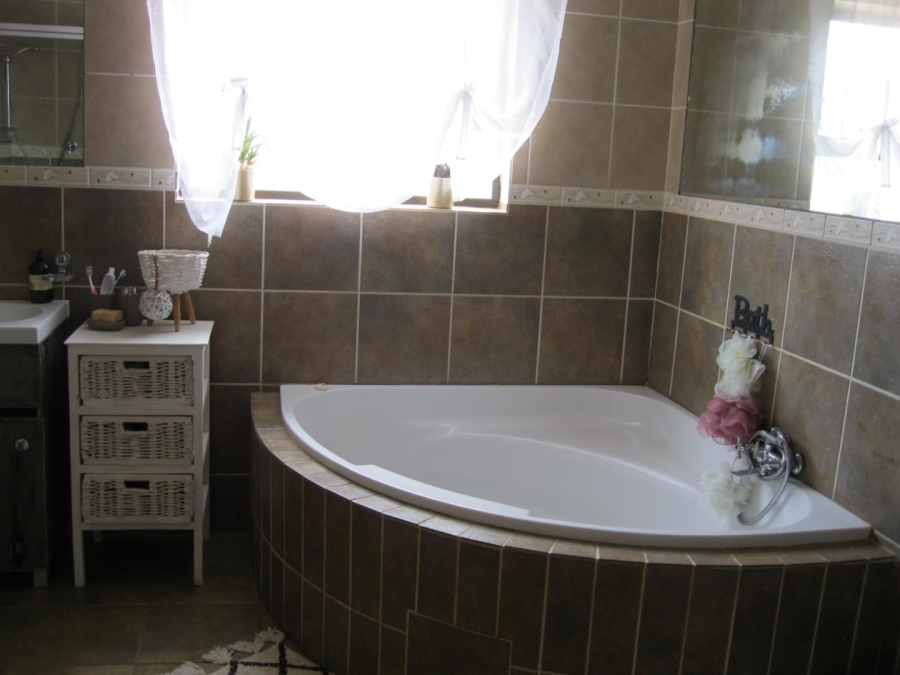 4 Bedroom Property for Sale in Rietvlei Country Estate Gauteng