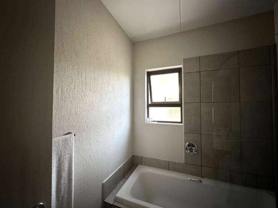 To Let 2 Bedroom Property for Rent in Broadacres Gauteng