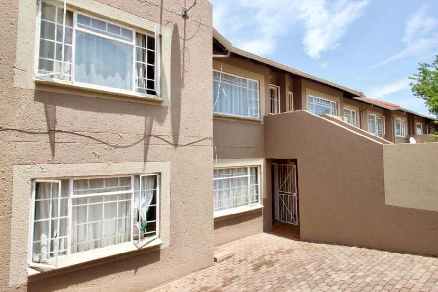 2 Bedroom Property for Sale in Die Hoewes Gauteng