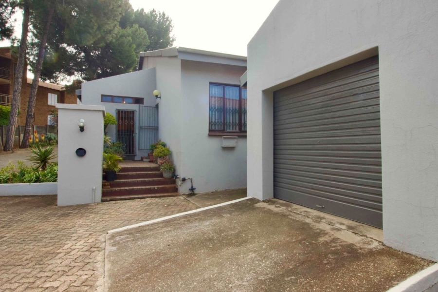 3 Bedroom Property for Sale in Die Hoewes Gauteng