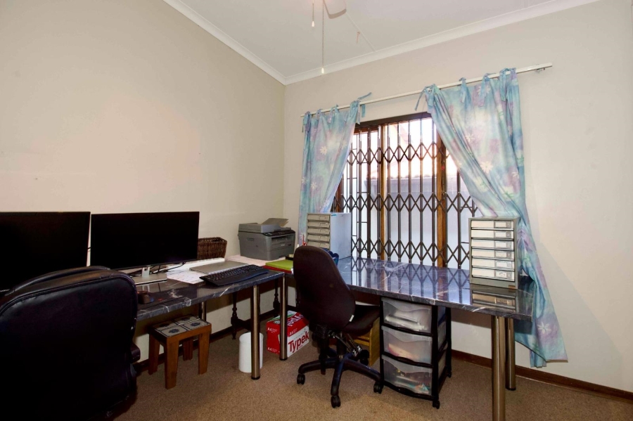 3 Bedroom Property for Sale in Die Hoewes Gauteng