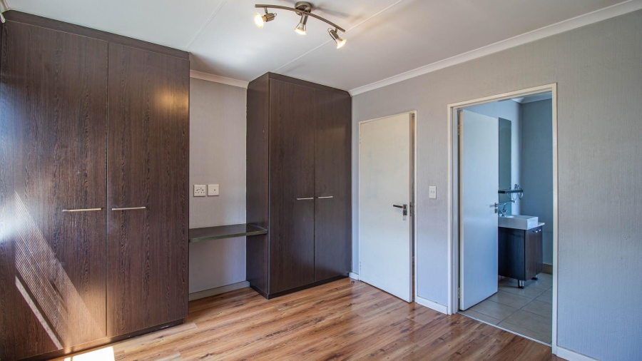 To Let 2 Bedroom Property for Rent in Beverley Gauteng