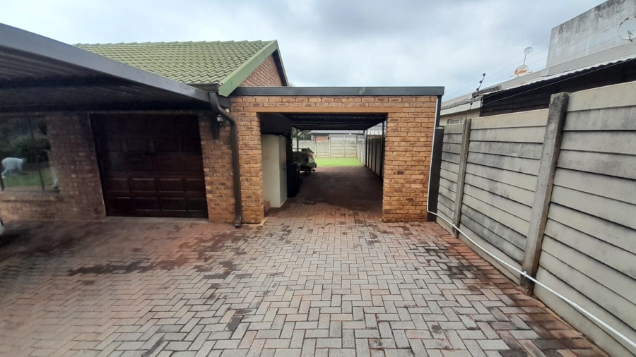 3 Bedroom Property for Sale in Glen Marais Gauteng