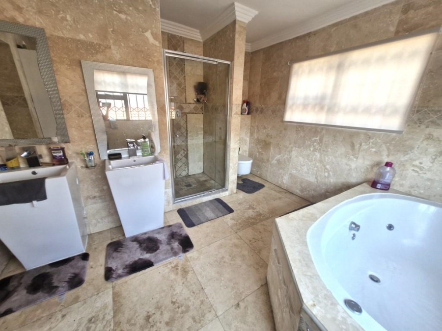 5 Bedroom Property for Sale in Liefde en Vrede Gauteng