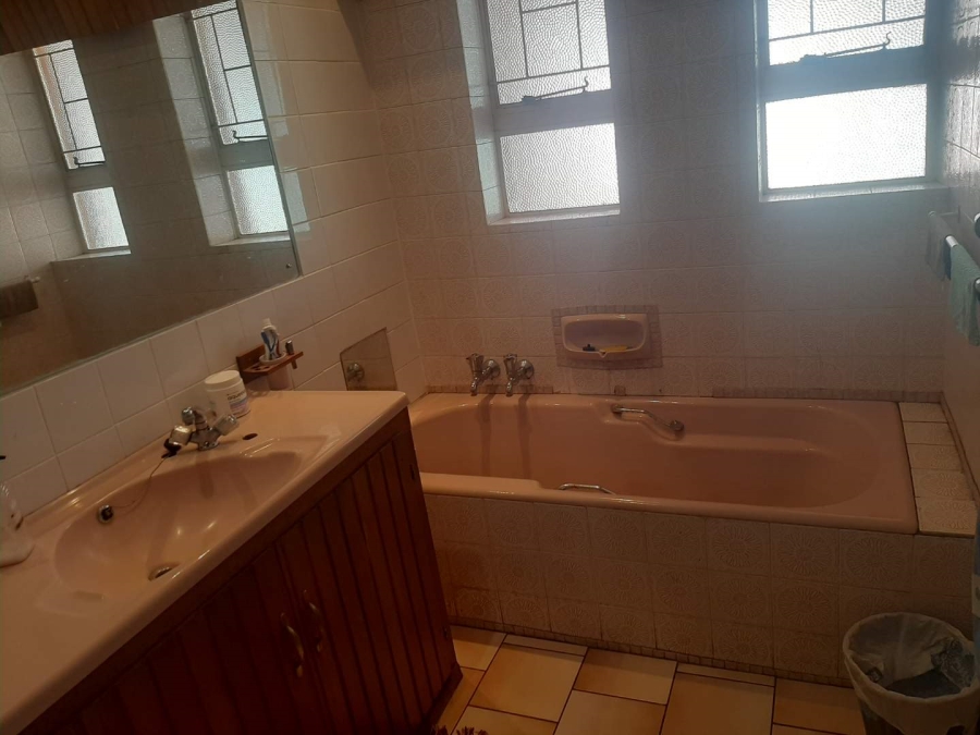 6 Bedroom Property for Sale in Rewlatch Gauteng