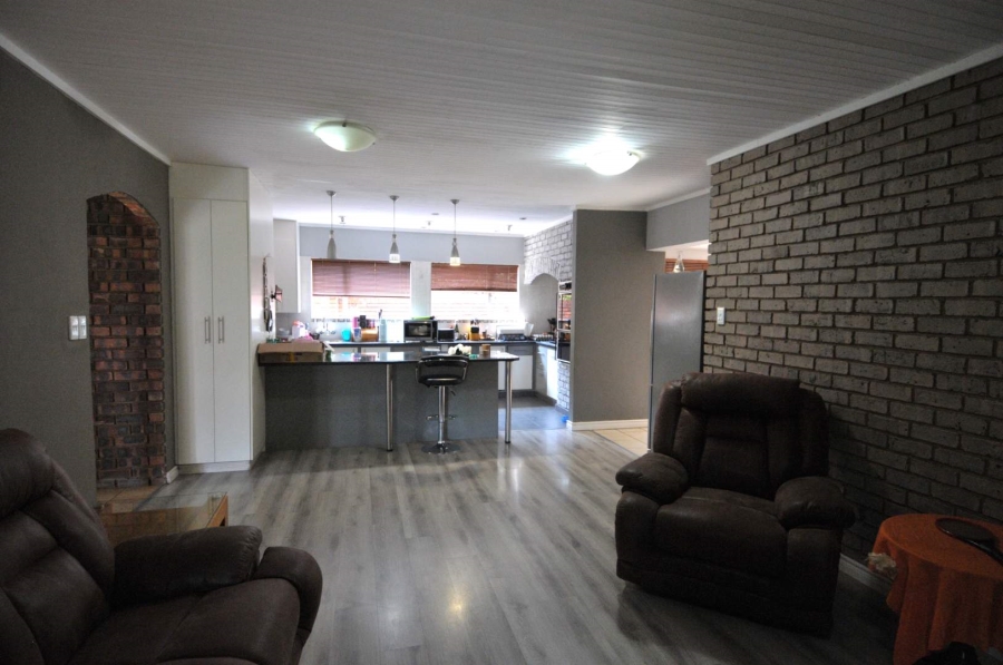 To Let 5 Bedroom Property for Rent in Garsfontein Gauteng