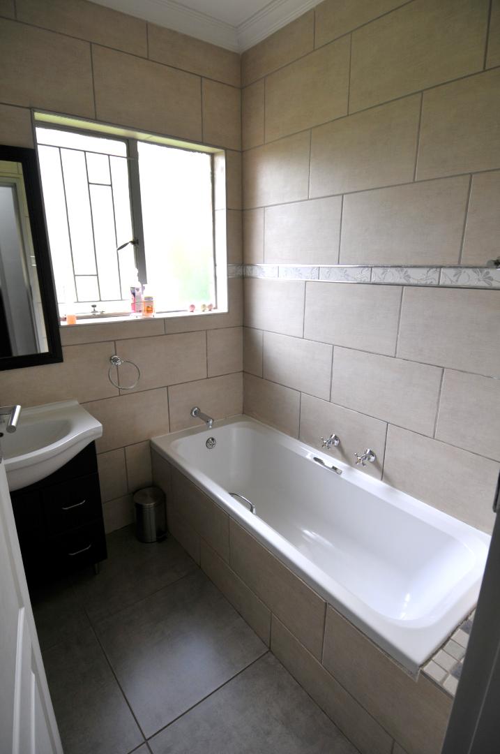 To Let 5 Bedroom Property for Rent in Garsfontein Gauteng