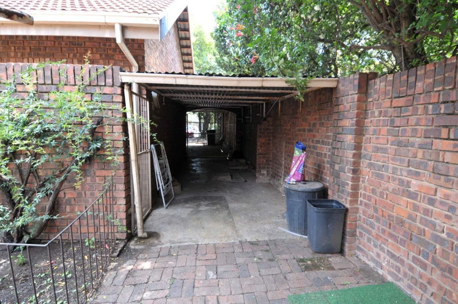 To Let 5 Bedroom Property for Rent in Garsfontein Gauteng