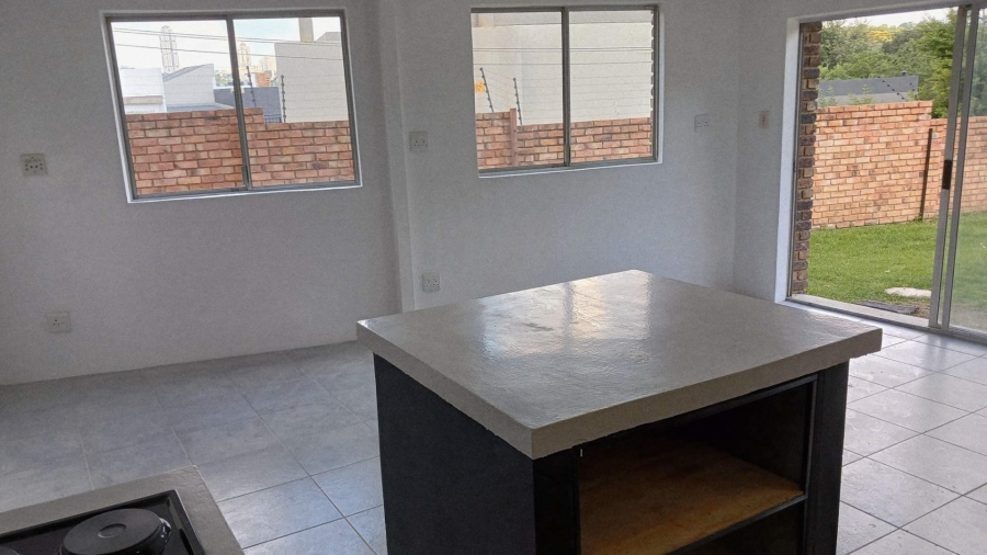 To Let 2 Bedroom Property for Rent in Hurlingham Manor Gauteng