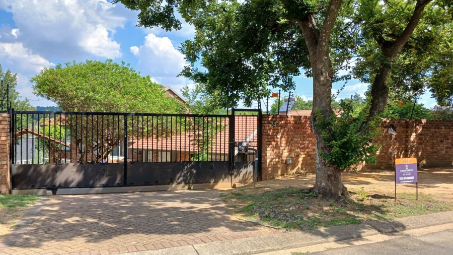 To Let 2 Bedroom Property for Rent in Hurlingham Manor Gauteng