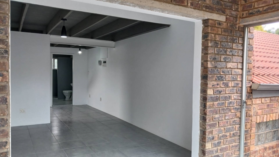 To Let 2 Bedroom Property for Rent in Hurlingham Manor Gauteng