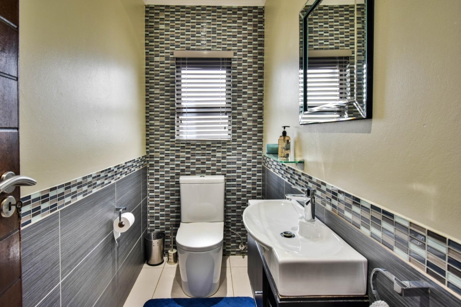 5 Bedroom Property for Sale in Bronkhorstbaai Dorp Gauteng