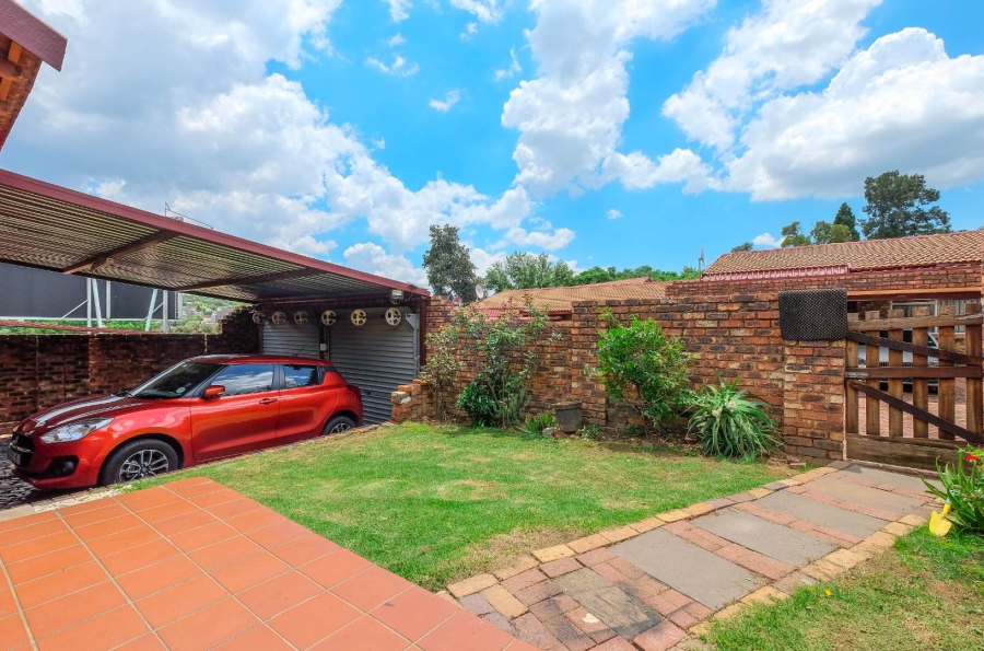 3 Bedroom Property for Sale in Buccleuch Gauteng