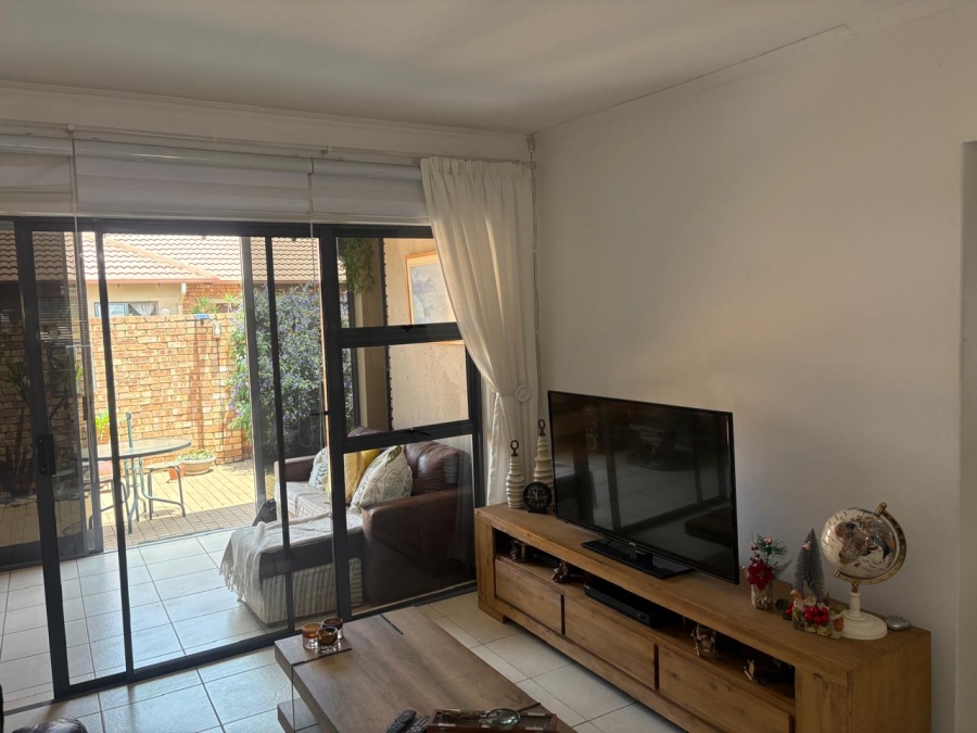 2 Bedroom Property for Sale in Mulbarton Gauteng