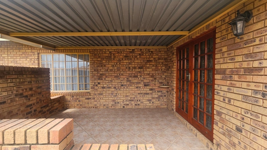2 Bedroom Property for Sale in Faerie Glen Gauteng