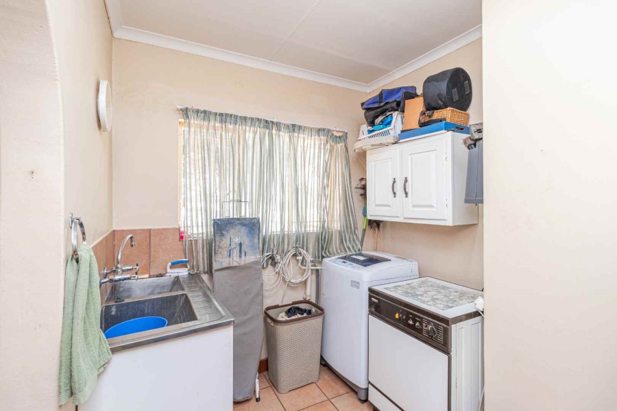 4 Bedroom Property for Sale in Helderkruin Gauteng