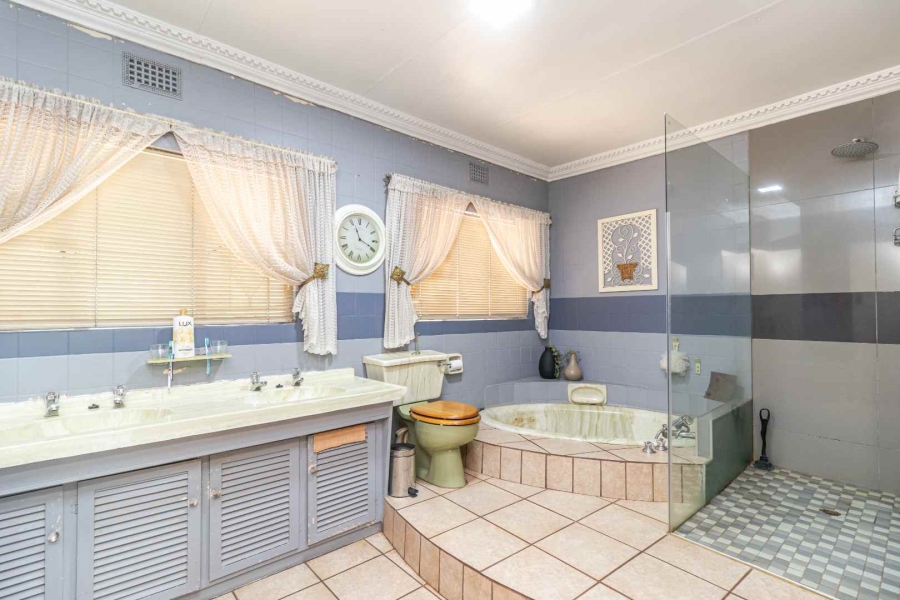 4 Bedroom Property for Sale in Helderkruin Gauteng