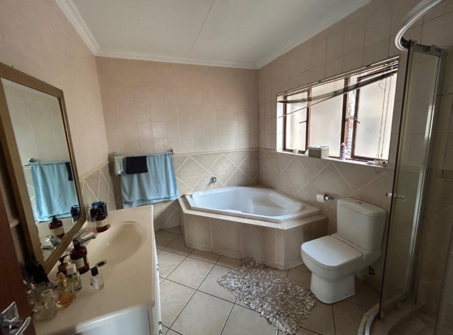 To Let 3 Bedroom Property for Rent in Mulbarton Gauteng