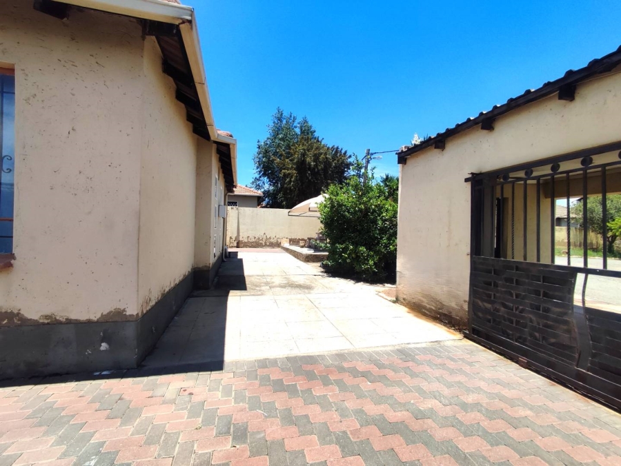 5 Bedroom Property for Sale in Cosmo City Gauteng