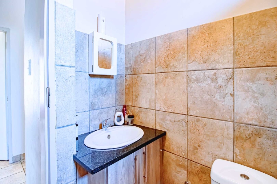 2 Bedroom Property for Sale in Rooihuiskraal North Gauteng