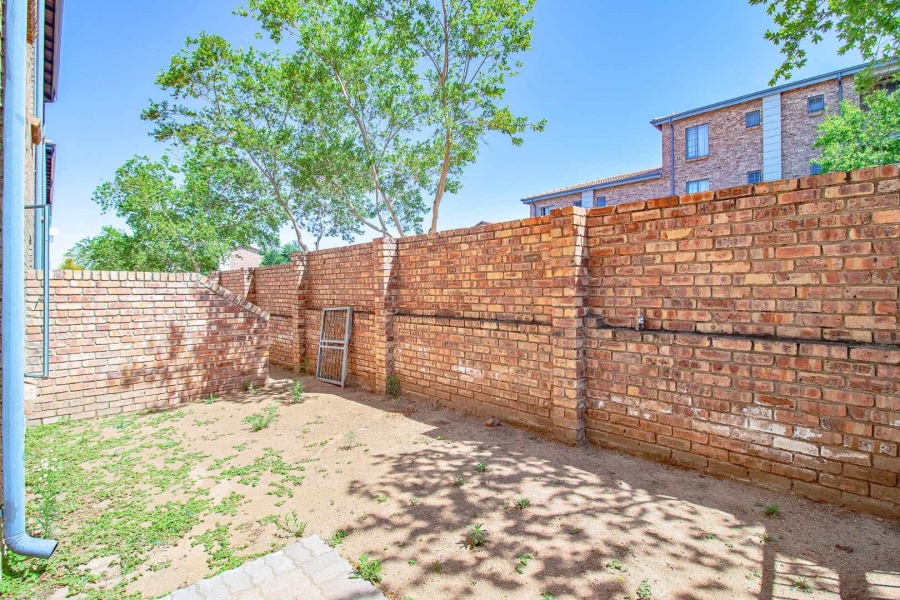 2 Bedroom Property for Sale in Rooihuiskraal North Gauteng