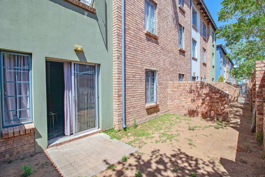 2 Bedroom Property for Sale in Rooihuiskraal North Gauteng