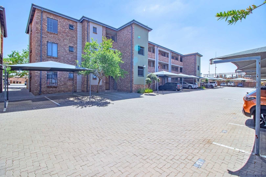 2 Bedroom Property for Sale in Rooihuiskraal North Gauteng