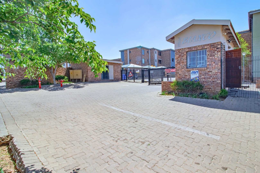 2 Bedroom Property for Sale in Rooihuiskraal North Gauteng