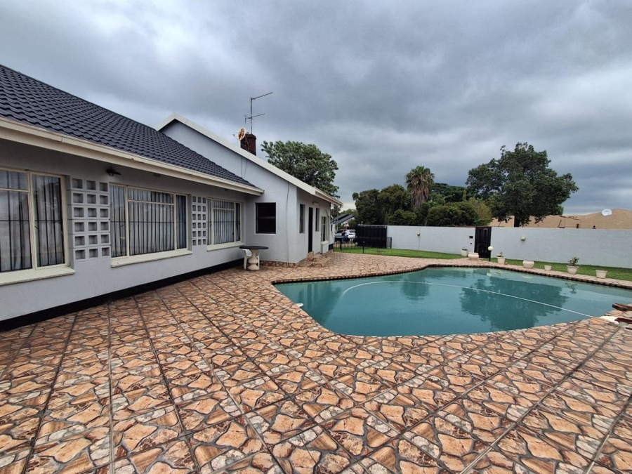 5 Bedroom Property for Sale in Brackendowns Gauteng