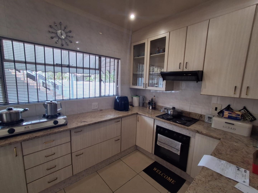5 Bedroom Property for Sale in Brackendowns Gauteng