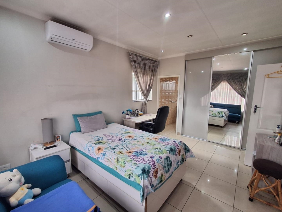 5 Bedroom Property for Sale in Brackendowns Gauteng