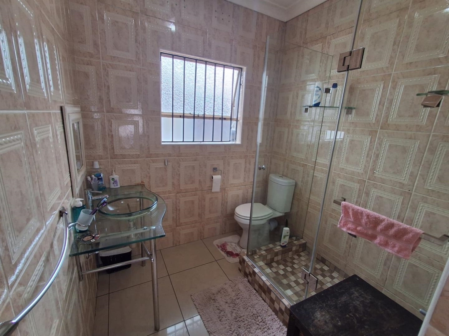 5 Bedroom Property for Sale in Brackendowns Gauteng