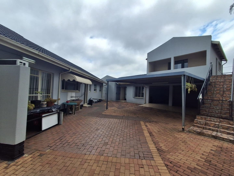 5 Bedroom Property for Sale in Brackendowns Gauteng