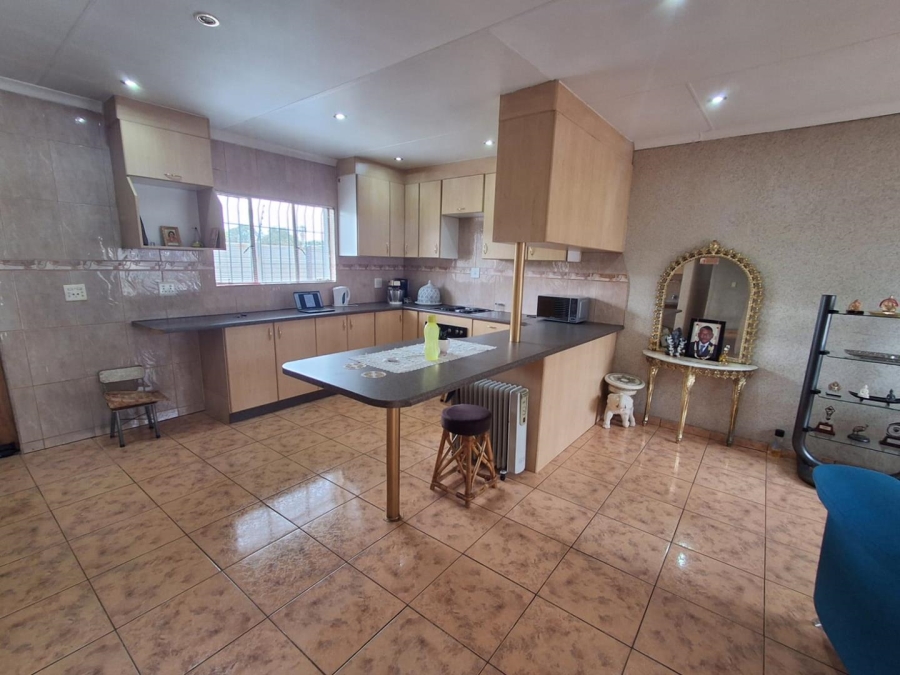 5 Bedroom Property for Sale in Brackendowns Gauteng