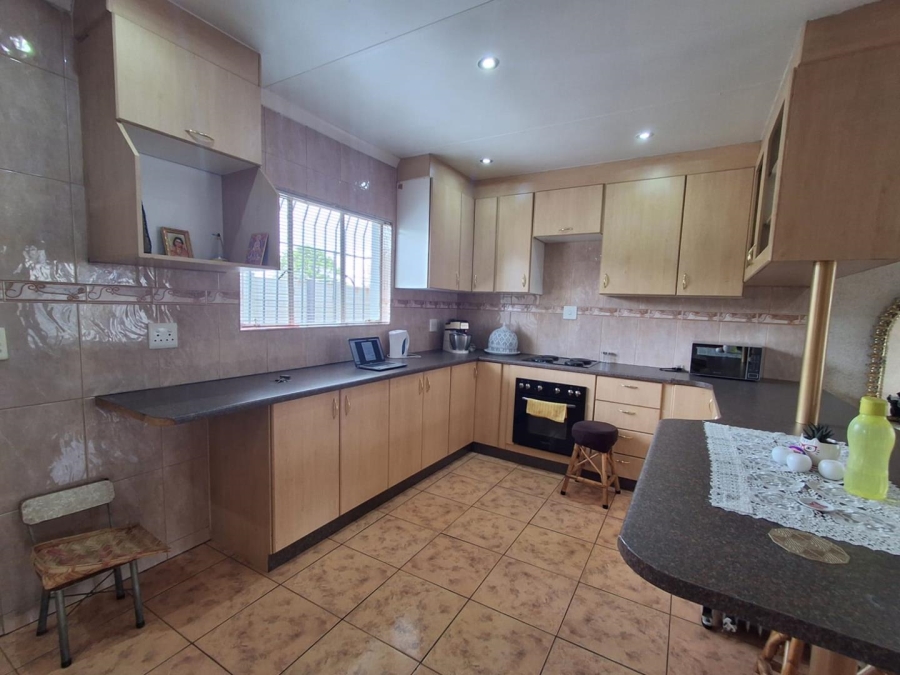 5 Bedroom Property for Sale in Brackendowns Gauteng