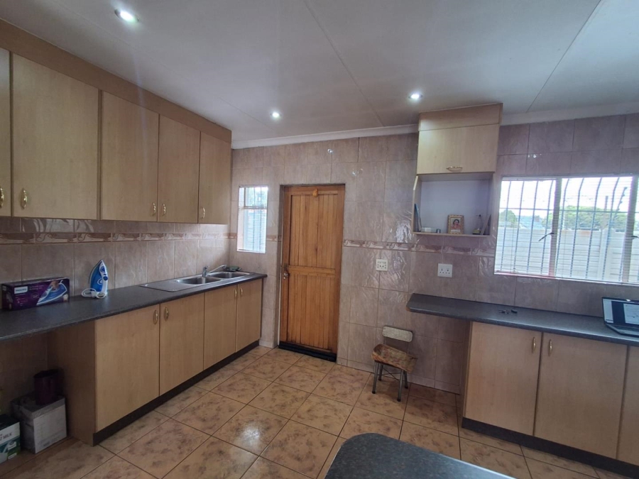 5 Bedroom Property for Sale in Brackendowns Gauteng